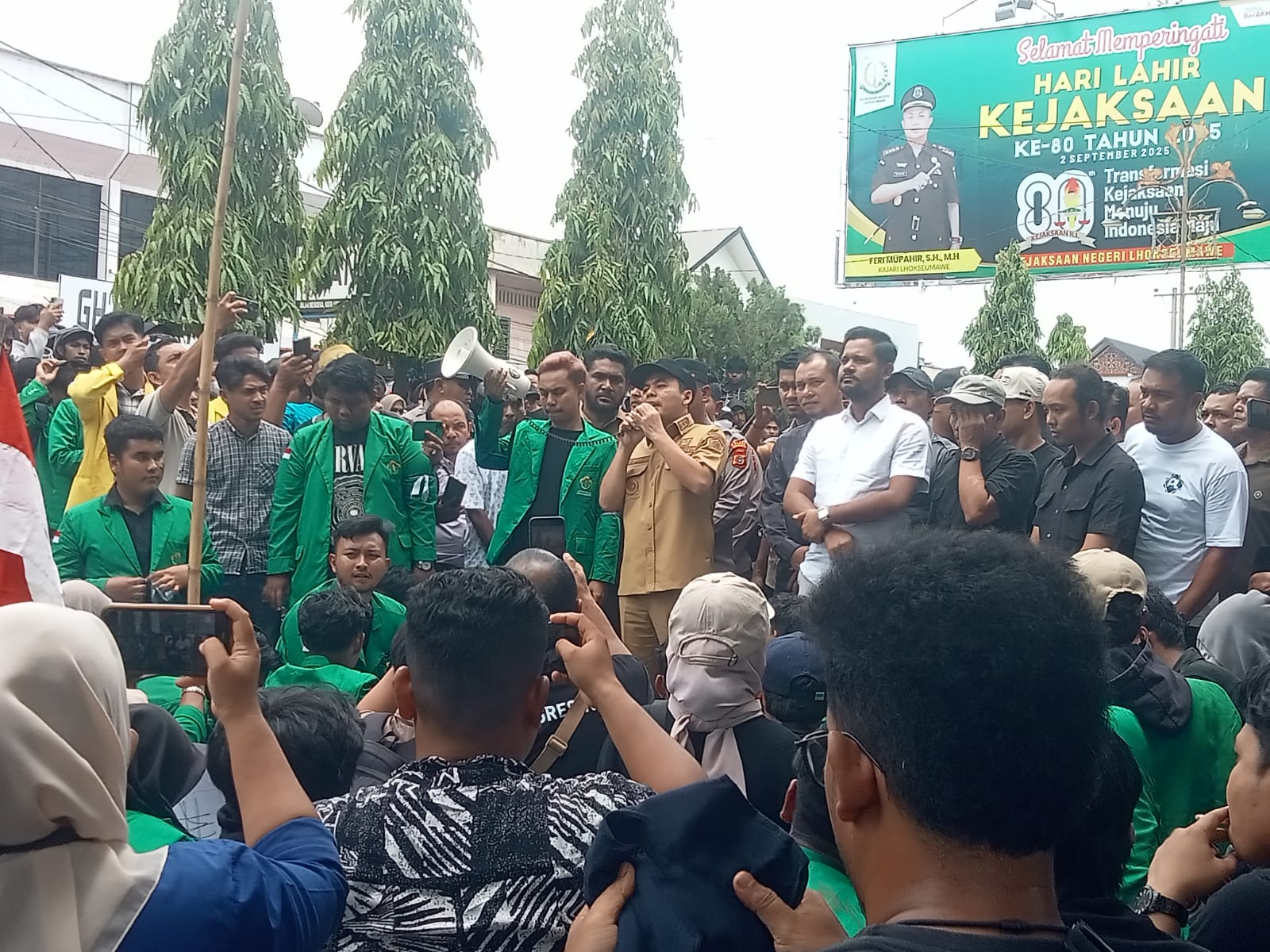 Wali Kota dan Ketua DPRK Lhokseumawe Teken Petisi Mahasiswa Demo