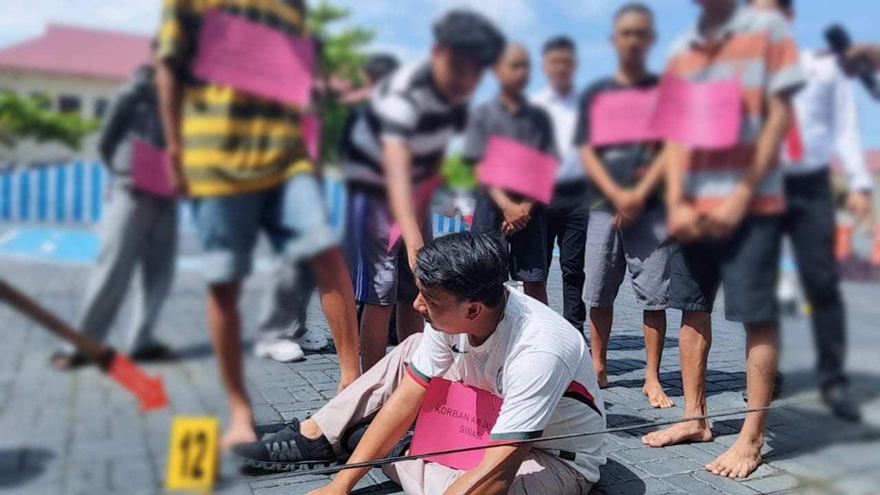 Reka Ulang Pembunuhan Jasa Sinaga Diwarnai Tangisan Ibu Korban