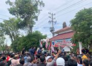 Massa Geruduk Kantor DPRD L.Batu