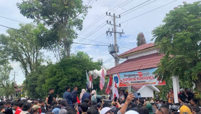 Massa Geruduk Kantor DPRD L.Batu