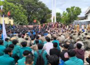 Ribuan Pendemo Masuk Halaman Gedung DPRA