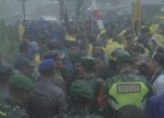 Diguyur Hujan Deras, Mahasiswa Langsa Tuntut Evaluasi Polri Dan Bubarkan DPR