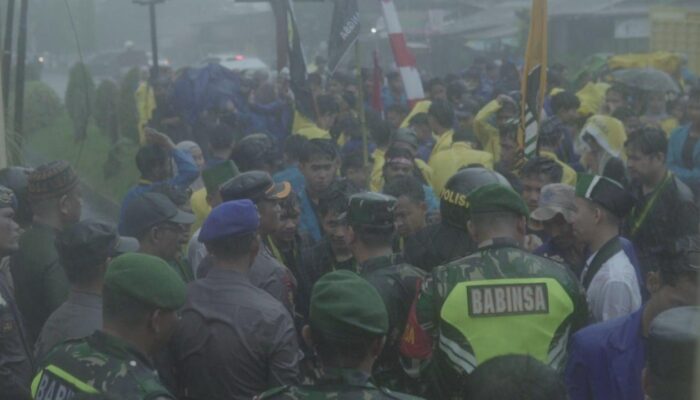 Diguyur Hujan Deras, Mahasiswa Langsa Tuntut Evaluasi Polri Dan Bubarkan DPR