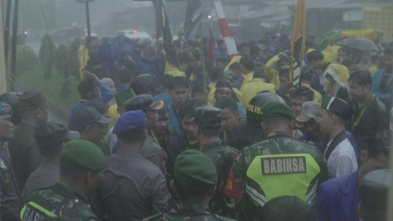 Diguyur Hujan Deras, Mahasiswa Langsa Tuntut Evaluasi Polri Dan Bubarkan DPR