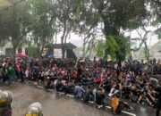 Massa Serukan Revolusi