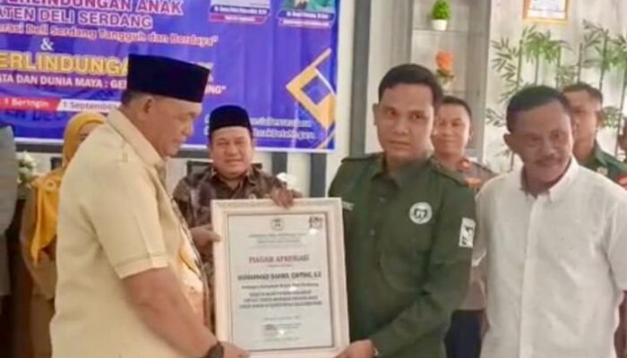 Kepeduliannya Luar Biasa, Dahnil Ginting Terima Piagam Penghargaan Lembaga Perlindungan Anak