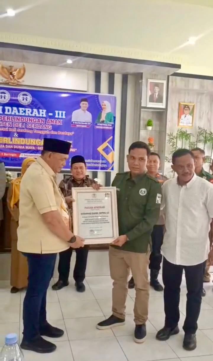 Kepeduliannya Luar Biasa, Dahnil Ginting Terima Piagam Penghargaan Lembaga Perlindungan Anak