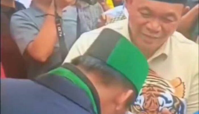 Dahnil Ginting Temui Massa Demo Di Kantor DPRD Deliserdang