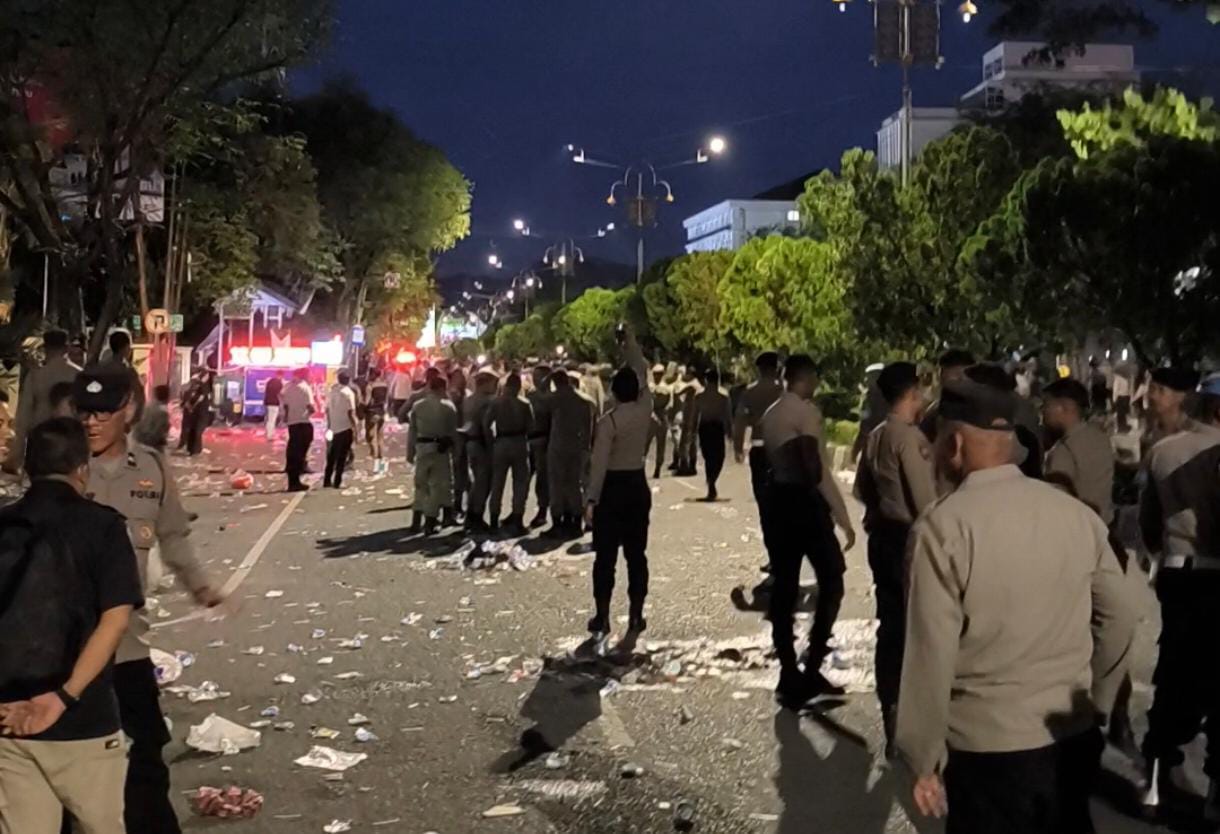 Usai Maghrib Massa Demo Ricuh Depan DPRA
