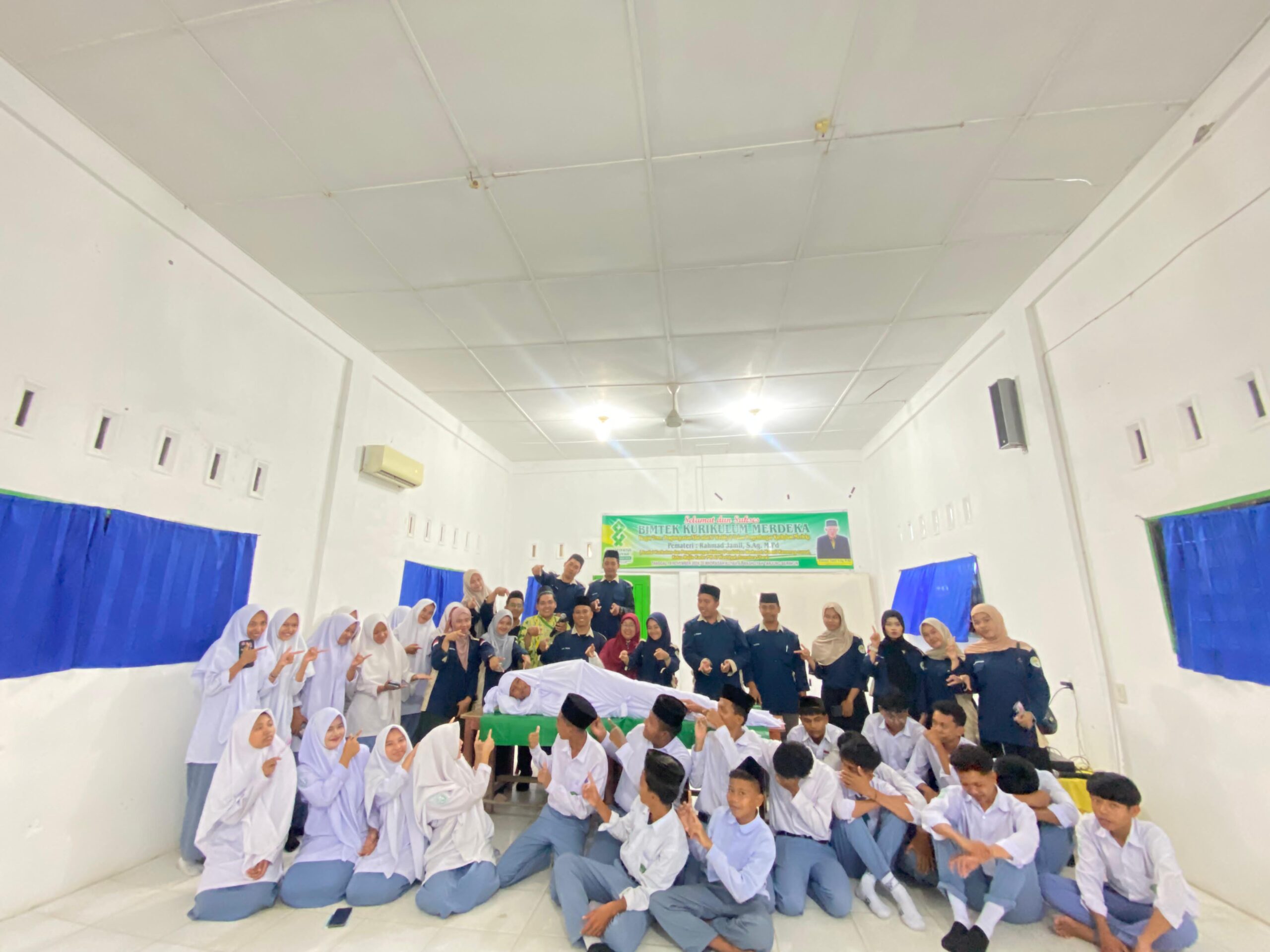 Mahasiswa KKN Universitas Al-Washliyah Praktik Fardu Kifayah Di MA Al-Washliyah Tanjung Beringin