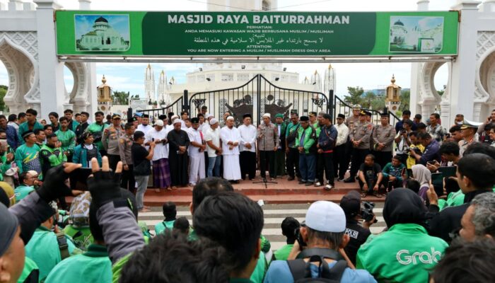 Kapolda Aceh Dampingi Doa Bersama Ojol Untuk Affan Di Masjid Raya Baiturrahman