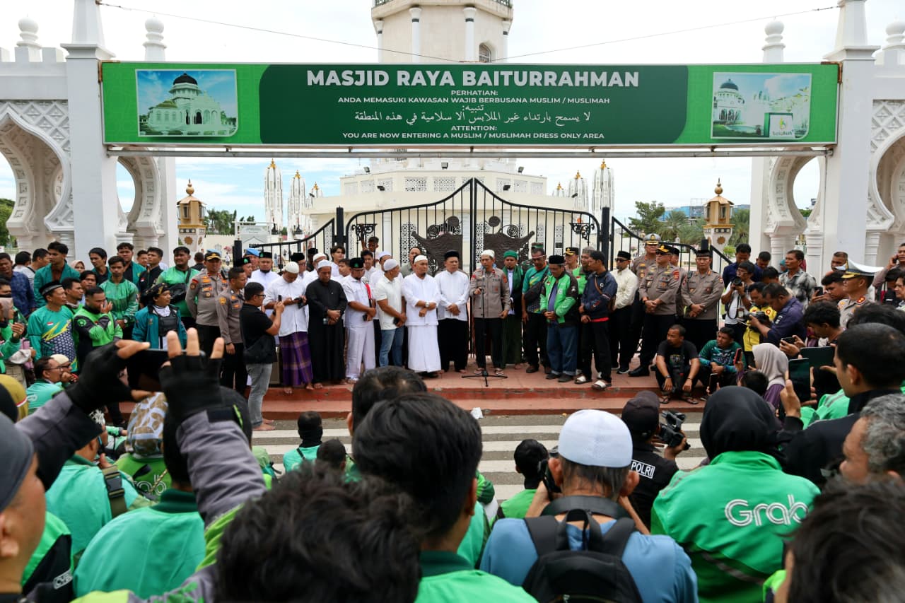 Kapolda Aceh Dampingi Doa Bersama Ojol Untuk Affan Di Masjid Raya Baiturrahman