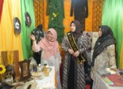 Rita Mayasari Kunjungi Stand Pameran Festival Literasi Aceh