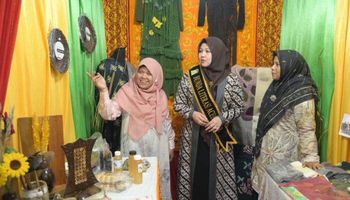 Rita Mayasari Kunjungi Stand Pameran Festival Literasi Aceh