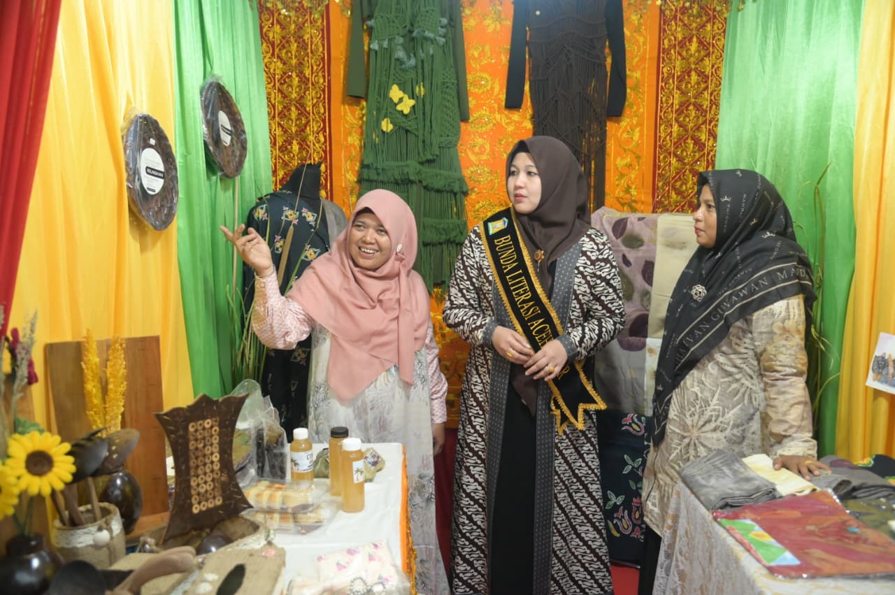 Rita Mayasari Kunjungi Stand Pameran Festival Literasi Aceh