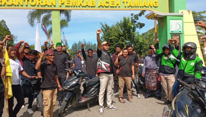Wakil Bupati Aceh Tamiang Temui Puluhan Pengunjuk Rasa