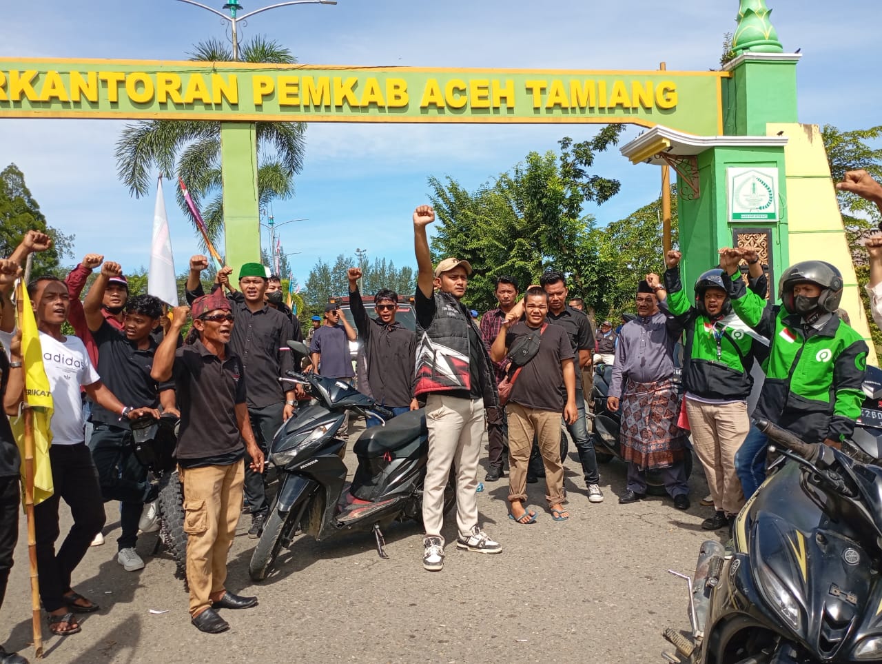 Wakil Bupati Aceh Tamiang Temui Puluhan Pengunjuk Rasa