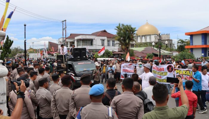 Massa Gerakan Pemuda Dan Masyarakat Tapteng Bersatu Demo Kantor DPRD Tapteng