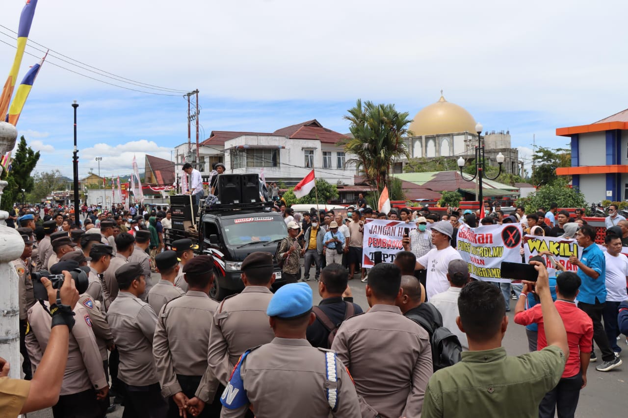 Massa Gerakan Pemuda Dan Masyarakat Tapteng Bersatu Demo Kantor DPRD Tapteng