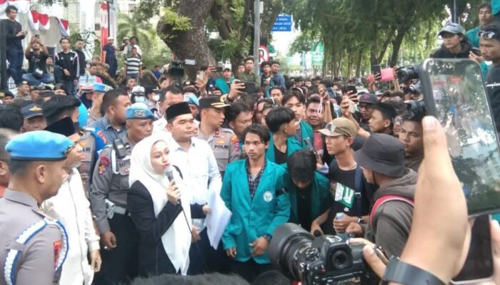 Mahasiswa Unimed Demo Di DPRD Sumut, Sampaikan 16 Tuntutan