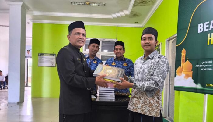 Tingkatkan Kualitas, Pemkab Bireuen Serah Kitab Untuk Dayah