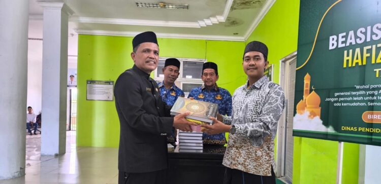Tingkatkan Kualitas, Pemkab Bireuen Serah Kitab Untuk Dayah