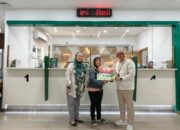 Pimpinan PT Pegadaian Kanwil 1 Medan, Maksum, memberikan bingkisan kepada salah seorang nasabah sebagai apresiasi di Hari Pelanggan Nasional yang merupakan wujud nyata komitmen Pegadaian dalam memberikan solusi, manfaat, serta pengalaman terbaik bagi nasabah.