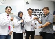 KIRI KE KANAN: Head Channel Management XLSMART West, Aldian Garilbaldi, Head Direct Channel XLSMART Region West, Nadra Dwiyana, Head of Sales XLSMART West Norhtern 1 & 3, Horas Lubis saat bersama pelanggan di XL Center Diponegoro Medan, Kamis (4/9).