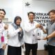 KIRI KE KANAN: Head Channel Management XLSMART West, Aldian Garilbaldi, Head Direct Channel XLSMART Region West, Nadra Dwiyana, Head of Sales XLSMART West Norhtern 1 & 3, Horas Lubis saat bersama pelanggan di XL Center Diponegoro Medan, Kamis (4/9).