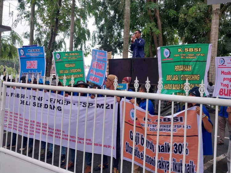 Buruh Demo Kantor Bupati Deliserdang Tuntut Kenaikan Upah Dan Soroti Perusahaan Outsourcing