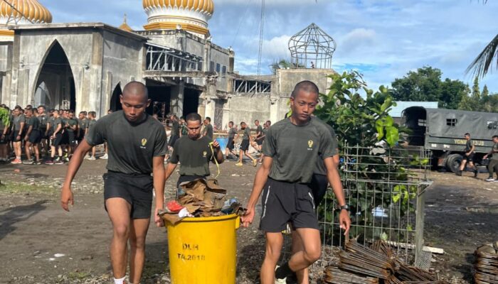 Wujud Peduli Lingkungan Ibadah, Prajurit Yonif TP-857/GG Dan Warga Bersihkan Masjid Geumpang