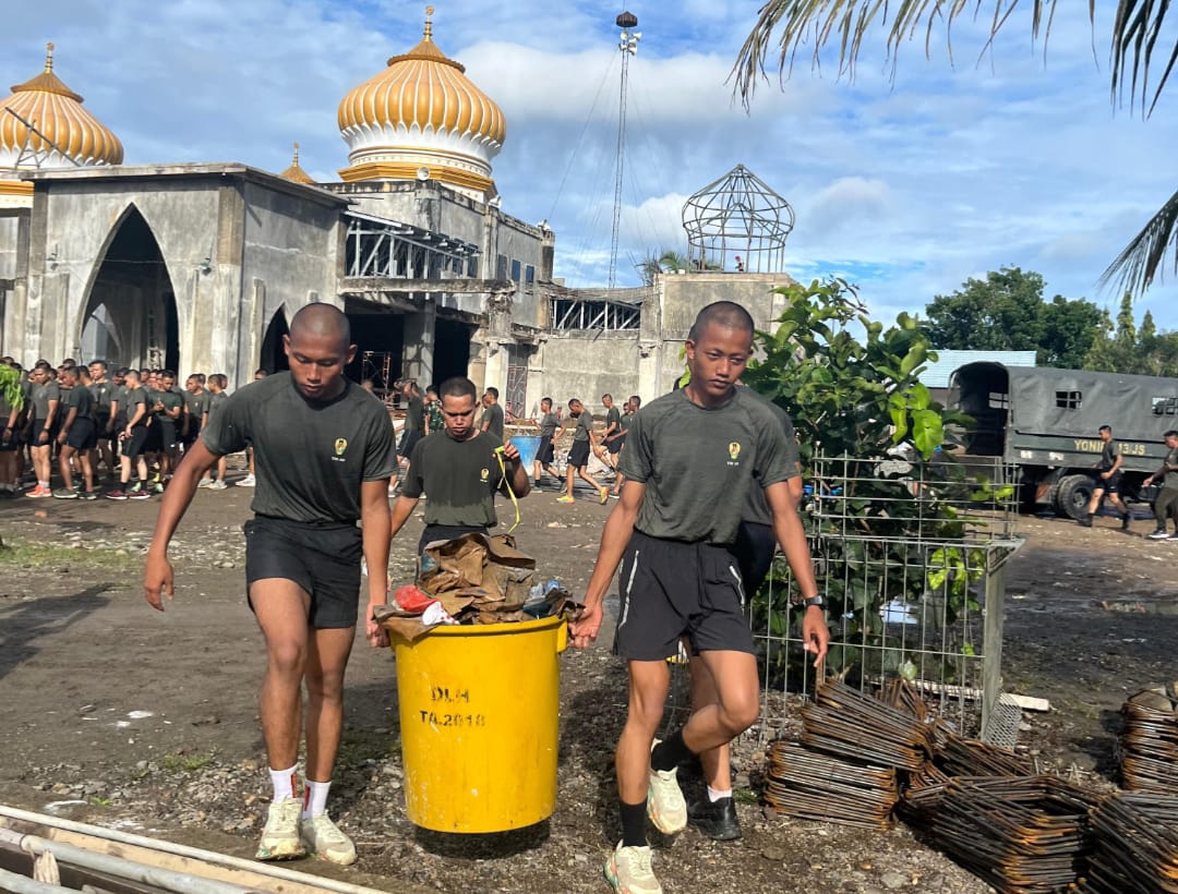 Wujud Peduli Lingkungan Ibadah, Prajurit Yonif TP-857/GG Dan Warga Bersihkan Masjid Geumpang