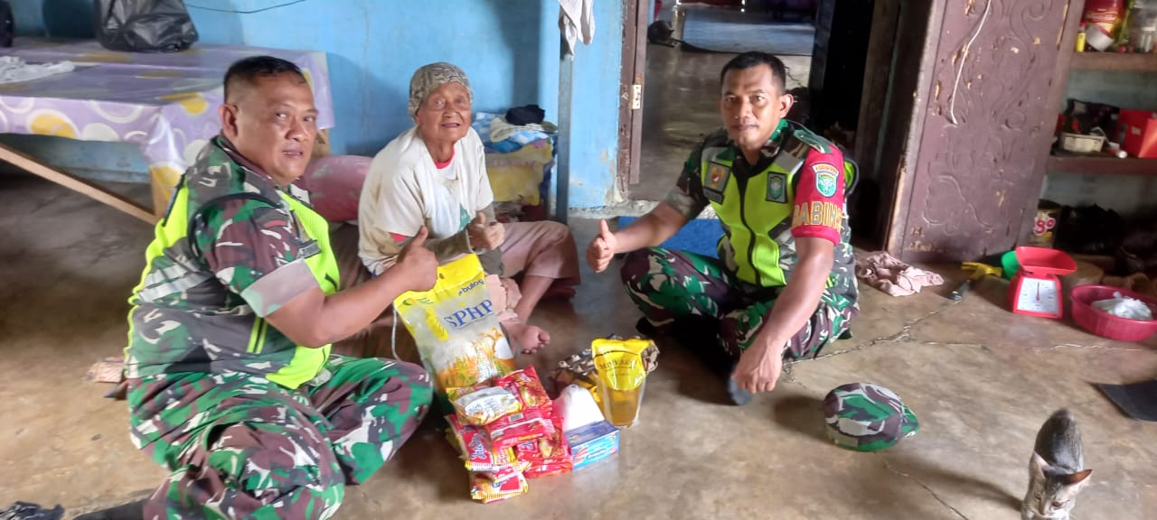 Babinsa Koramil Seruway Bantu Sembako Warga Kurang Mampu