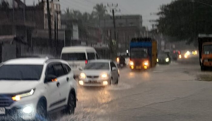 Diguyur Hujan Lebat, Jalan Banda Aceh-Medan Depan Kampus UIN SUNNA, RSUD Cut Meutia Dan PNL Tenggelam