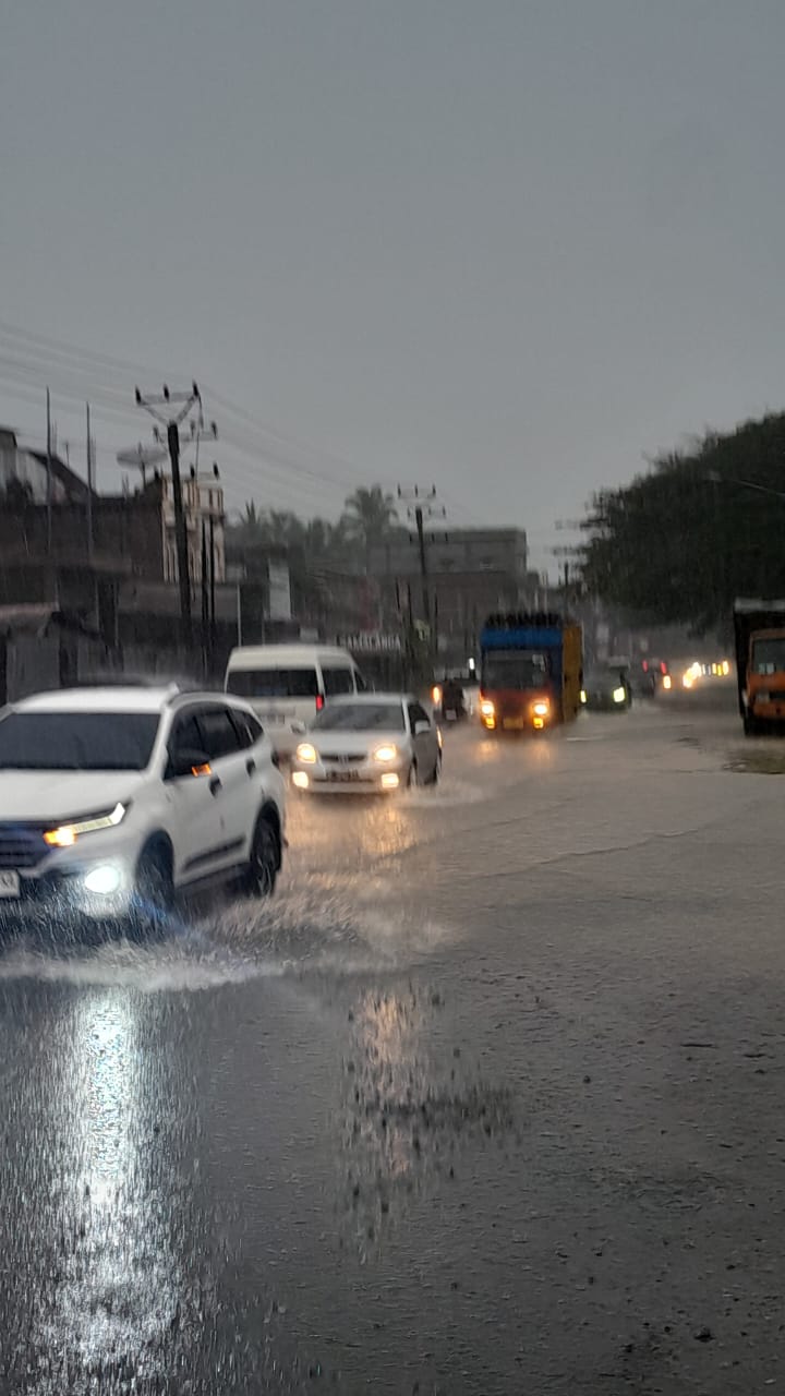 Diguyur Hujan Lebat, Jalan Banda Aceh-Medan Depan Kampus UIN SUNNA, RSUD Cut Meutia Dan PNL Tenggelam
