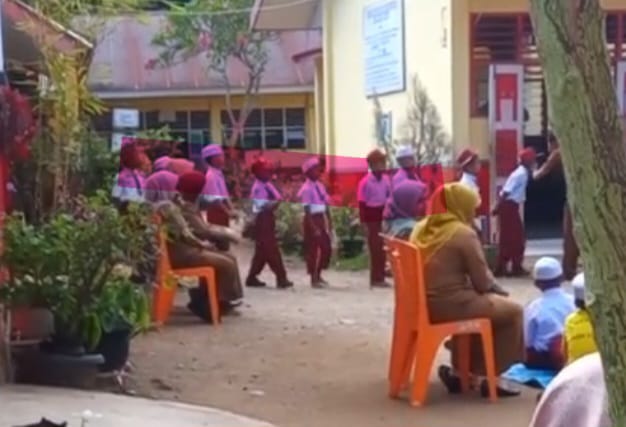 Guru Baku Hantam, Kepala SDN 086 Dalan Lidang Jewer Dan Tampar Siswa