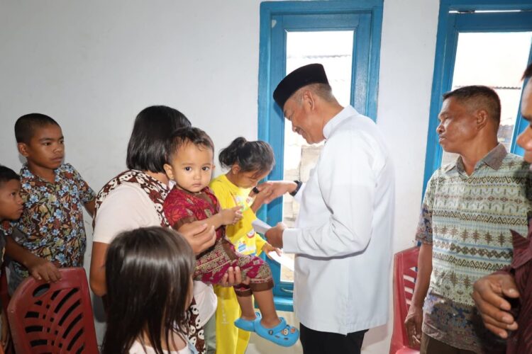 Bupati Madina Serahkan Tali Asih Kepada Anak Yatim Di Simanondong