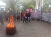 Sempat Bakar Ban, Mahasiswa Pemuda Dan Masyarakat Demo DPRD Madina