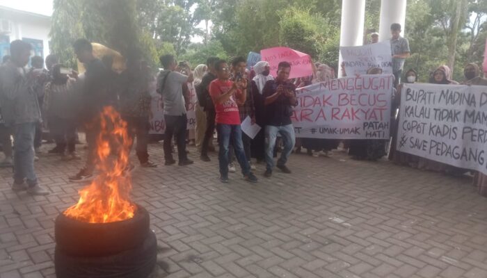 Sempat Bakar Ban, Mahasiswa Pemuda Dan Masyarakat Demo DPRD Madina