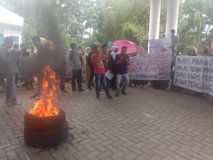 Sempat Bakar Ban, Mahasiswa Pemuda Dan Masyarakat Demo DPRD Madina