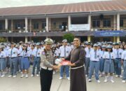 Sat Lantas Polres Samosir Salurkan Perlengkapan Lalu Lintas Ke Pelajar