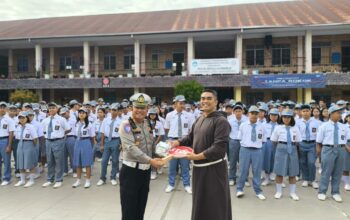 Sat Lantas Polres Samosir Salurkan Perlengkapan Lalu Lintas Ke Pelajar