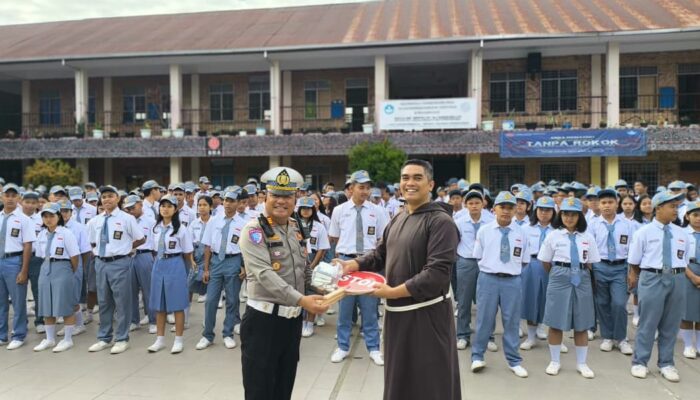 Sat Lantas Polres Samosir Salurkan Perlengkapan Lalu Lintas Ke Pelajar