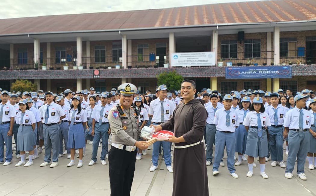 Sat Lantas Polres Samosir Salurkan Perlengkapan Lalu Lintas Ke Pelajar