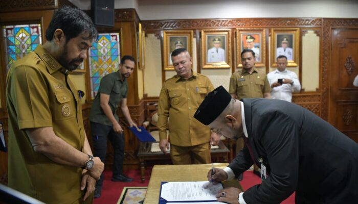 Gubernur Aceh Lantik Fadhil Ilyas Sebagai Direktur Utama PT Bank Aceh Syariah