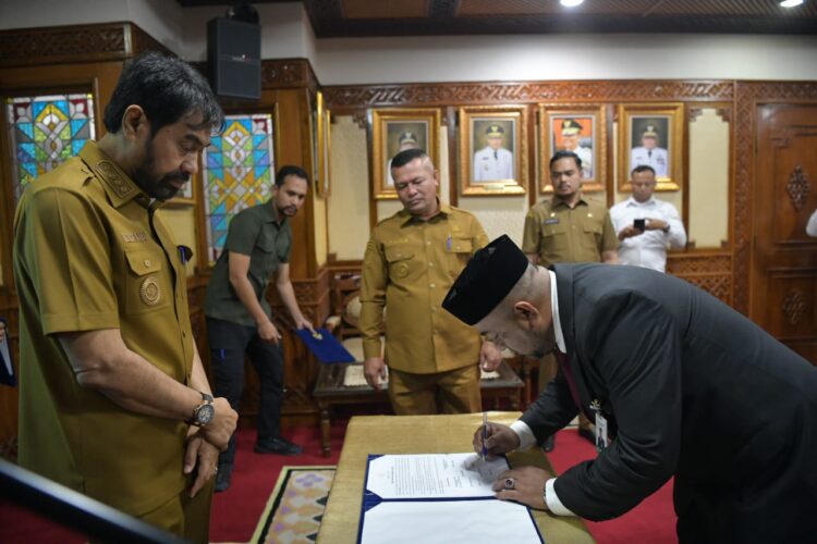 Gubernur Aceh Lantik Fadhil Ilyas Sebagai Direktur Utama PT Bank Aceh Syariah