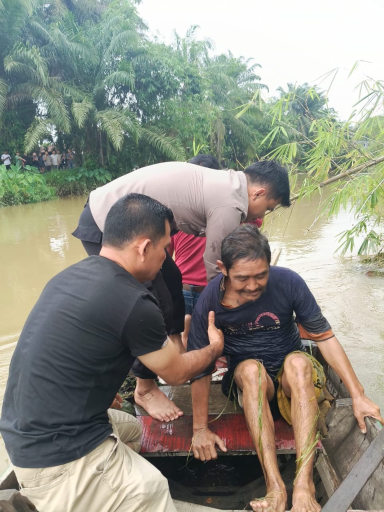 Polsek P. Brandan Berhasil Selamatkan Pria Paruh Baya Yang Hanyut Di Sungai Pelawi