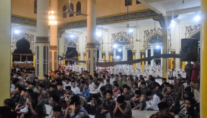 Dekatkan Diri Dengan Allah, Ribuan Santri Misbahul Ulum Shalat Sunnah Khusuf Berjamaah