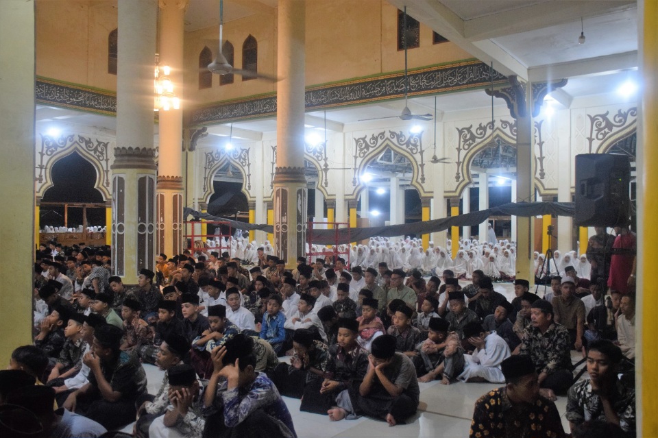 Dekatkan Diri Dengan Allah, Ribuan Santri Misbahul Ulum Shalat Sunnah Khusuf Berjamaah
