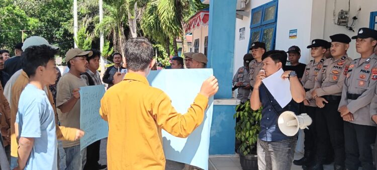 Puluhan Massa Geruduk Kantor Disdik Madina, Tuntut Usut Tuntas Pungli